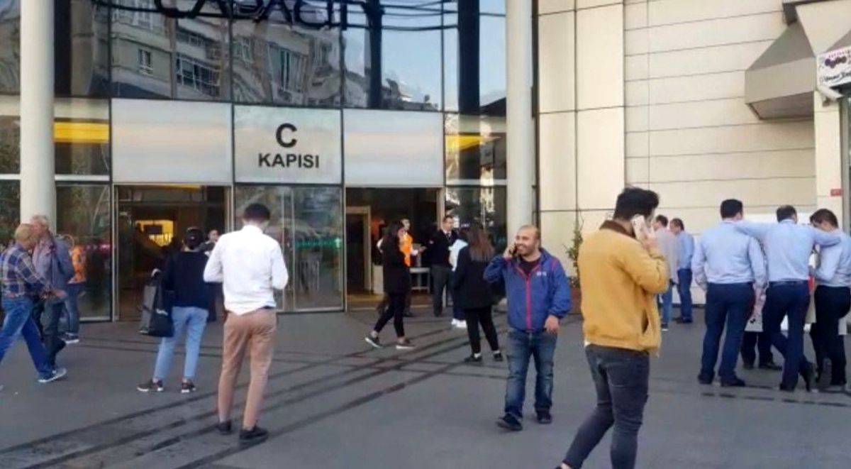 Bakırköy\'de AVM\'de yangın paniği