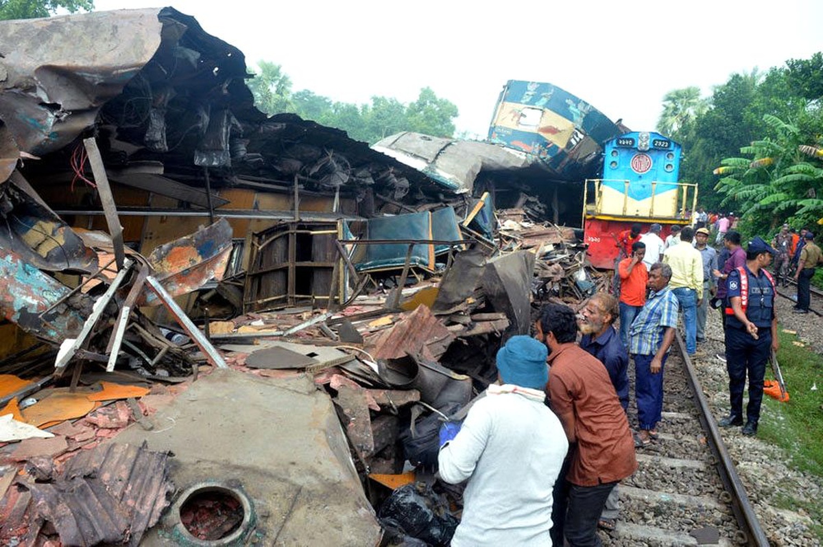 Bangladeş\'te iki tren çarpıştı: 16 ölü, 48 yaralı