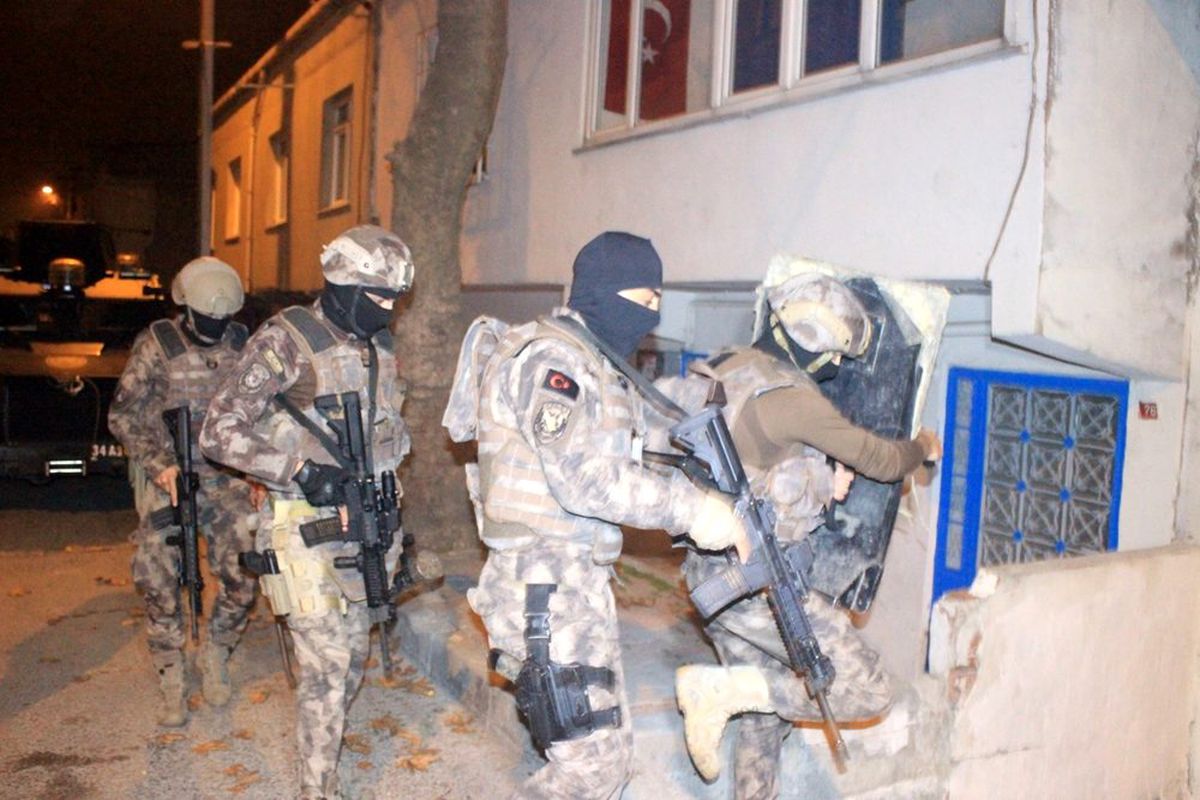 Başakşehir\'de uyuşturucu operasyonu: 25 gözaltı