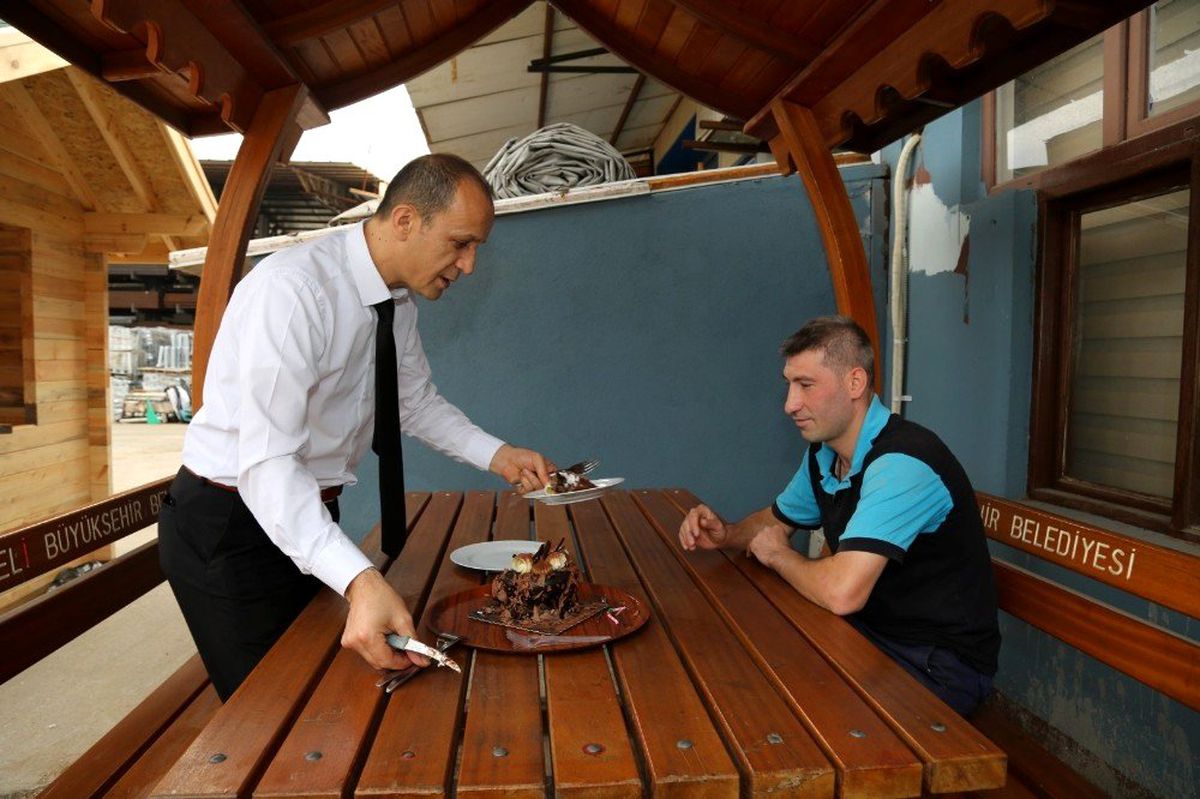 Başkan Büyükakın\'dan engelli personele doğum günü sürprizi