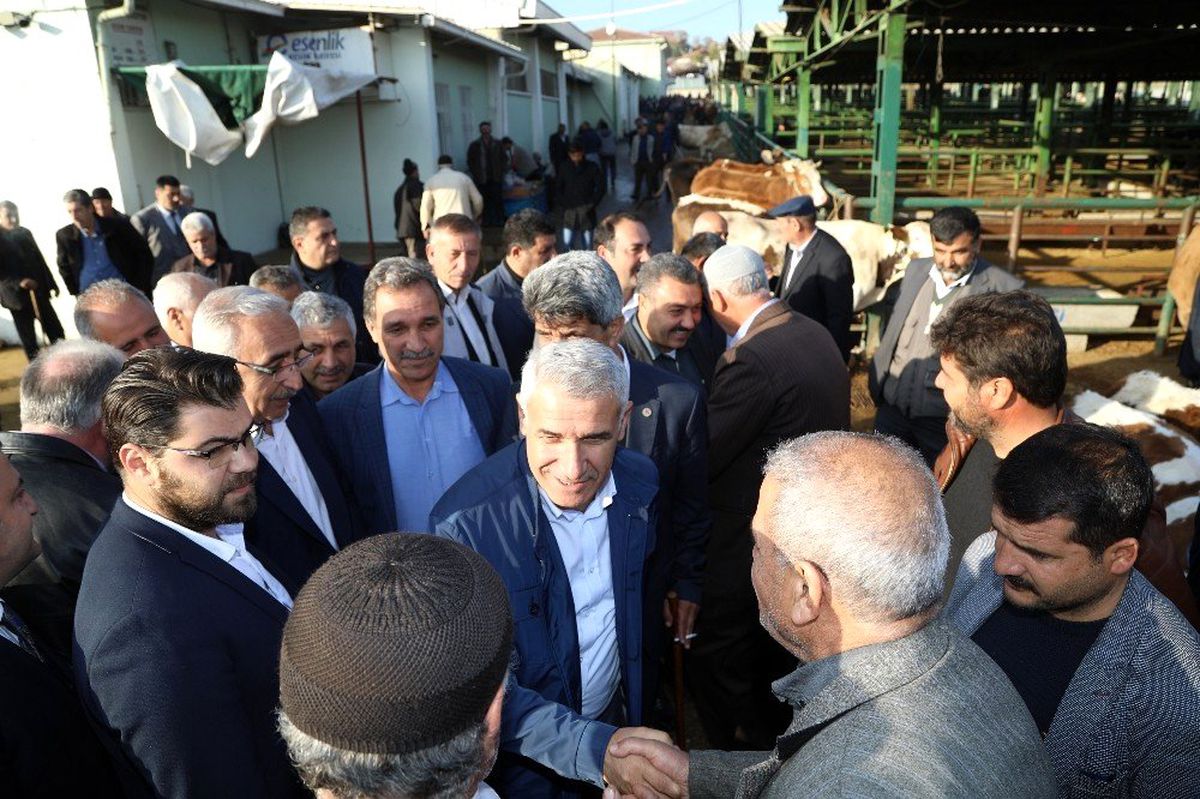 Başkan Güder Canlı Hayvan pazarında