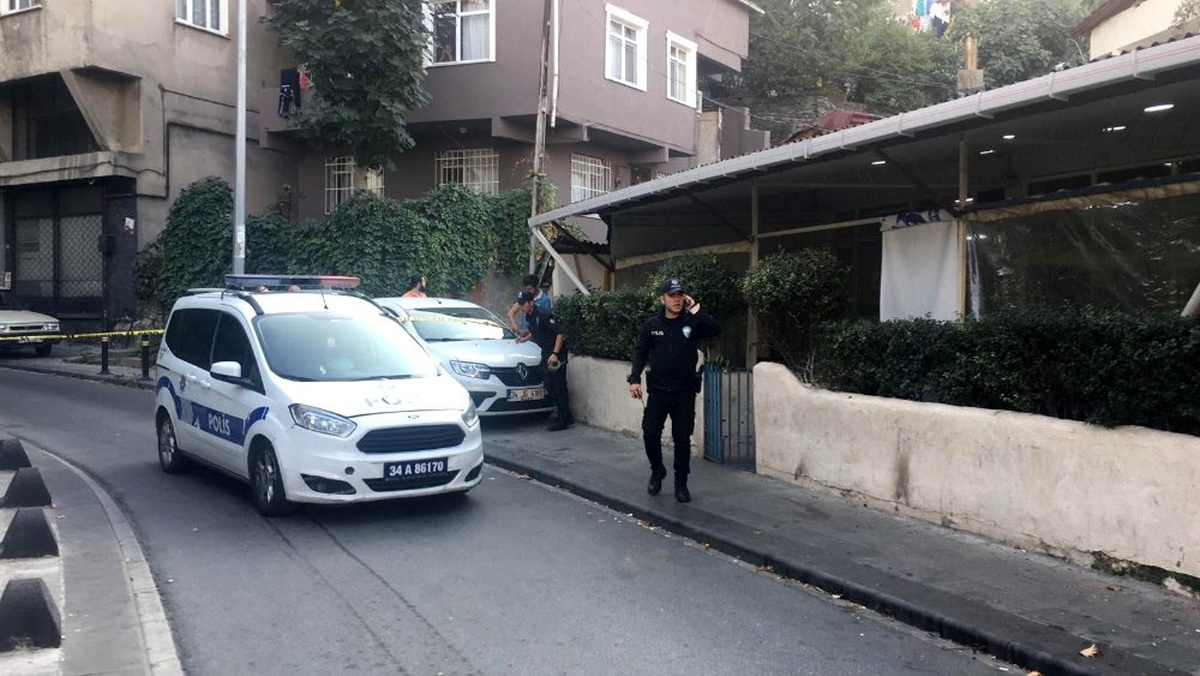 Beyoğlu\'nda kahvehaneye silahlı saldırı: 1 yaralı