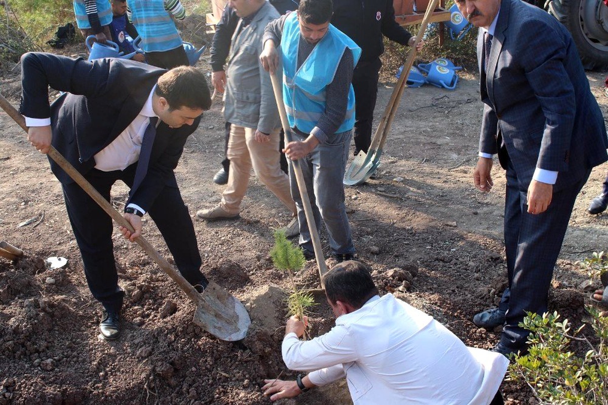 Ceyhan\'da yükümlüler fidan dikim kampanyasına katıldı