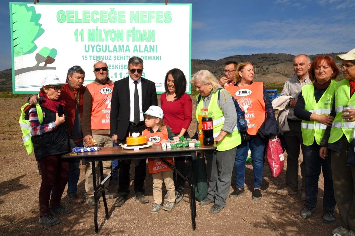 Diktiği fidanlarla birlikte büyüyecek