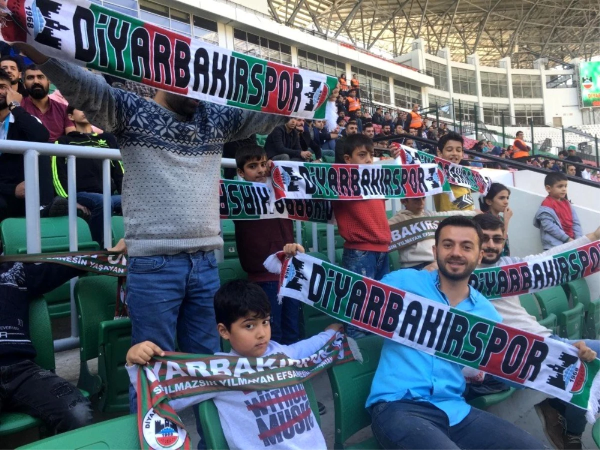 Diyarbakırspor\'un taraftar grubu otizmli çocukları statta ağırladı