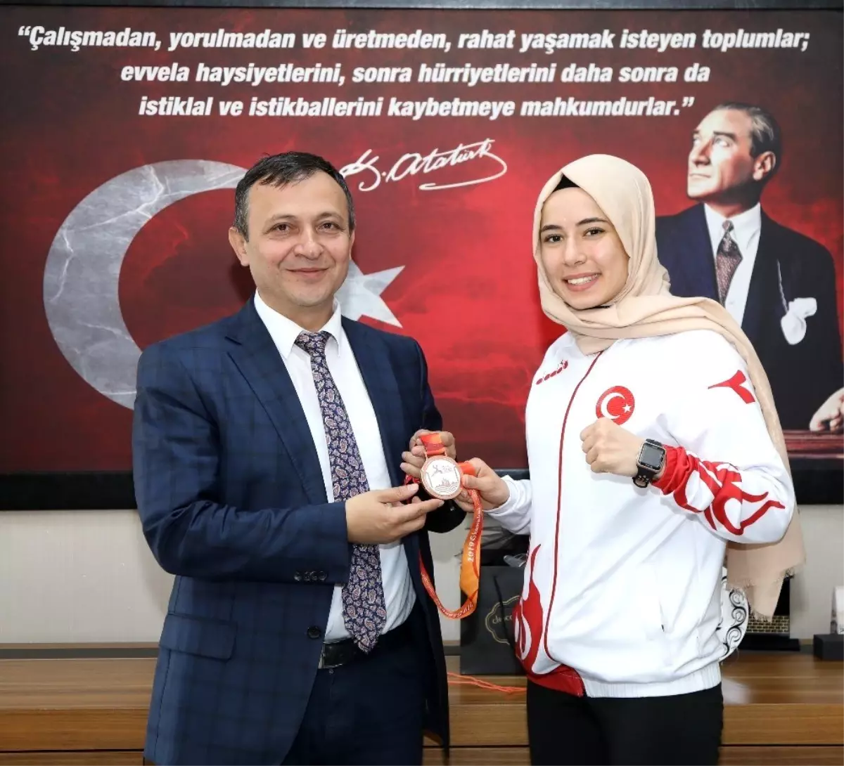 Dünya üçüncüsü sporcudan Rektör Çalış\'a ziyaret