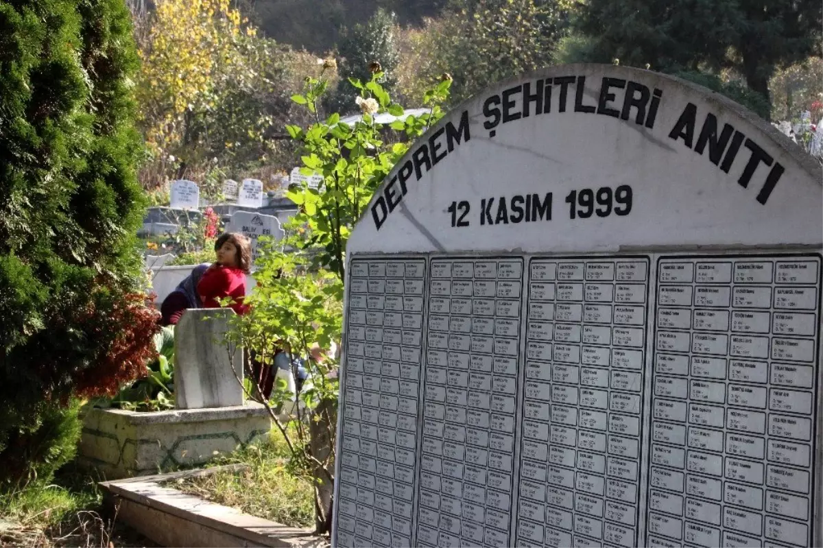 Düzce depreminin 20. yıldönümünde deprem şehitliği doldu taştı