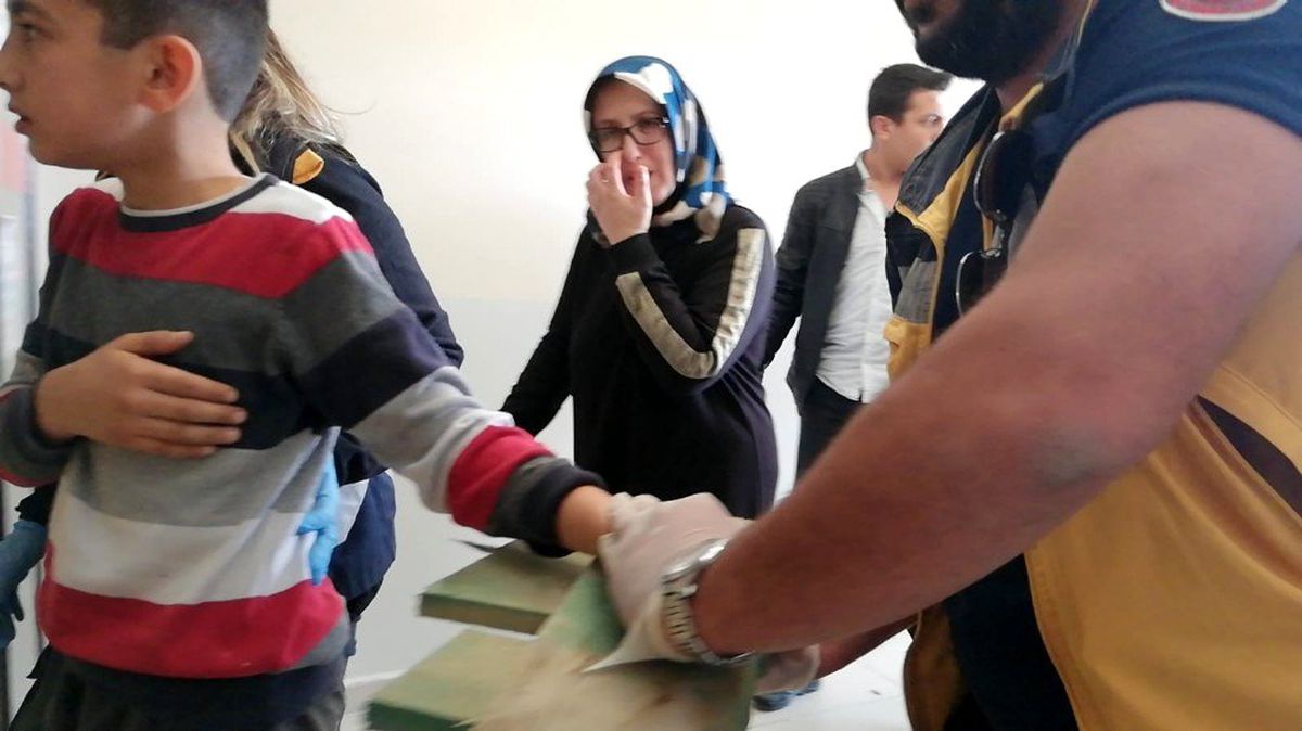 Eline batan çivili tahtayla geldi