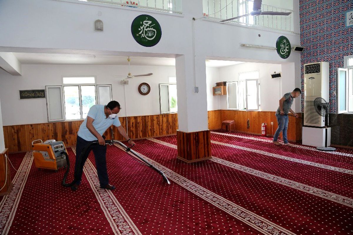 Erdemli Belediyesi\'nin camilerdeki temizlik çalışmaları sürüyor