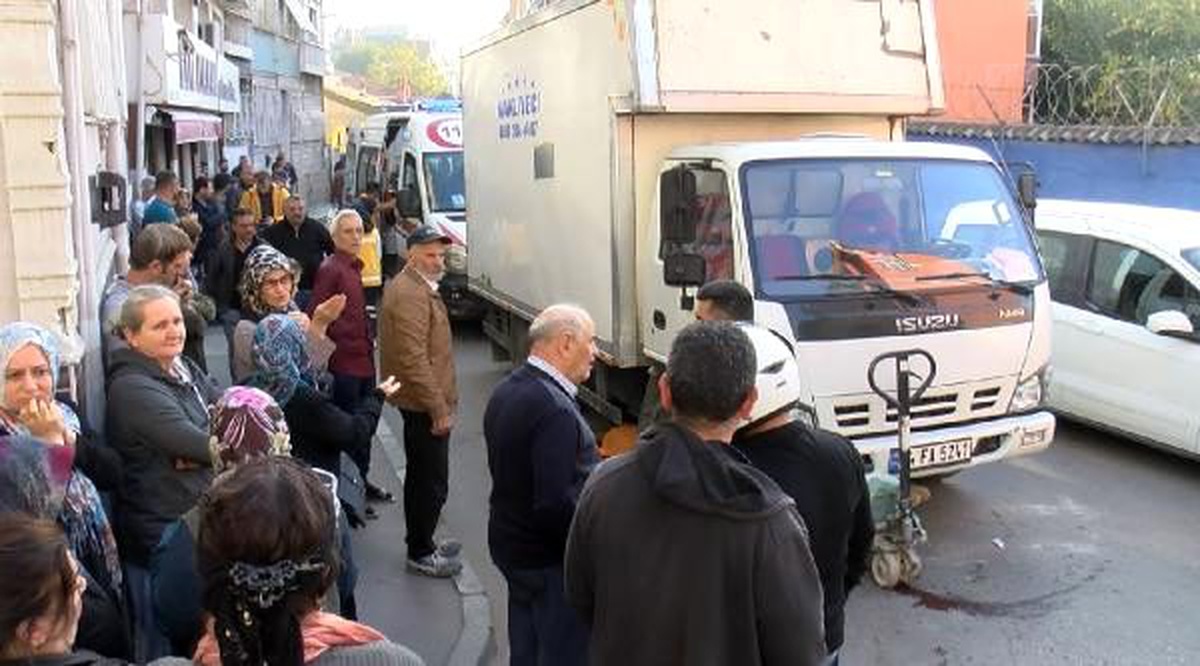 Fatih\'te kamyonetin altına kalan kadın hayatını kaybetti (1)