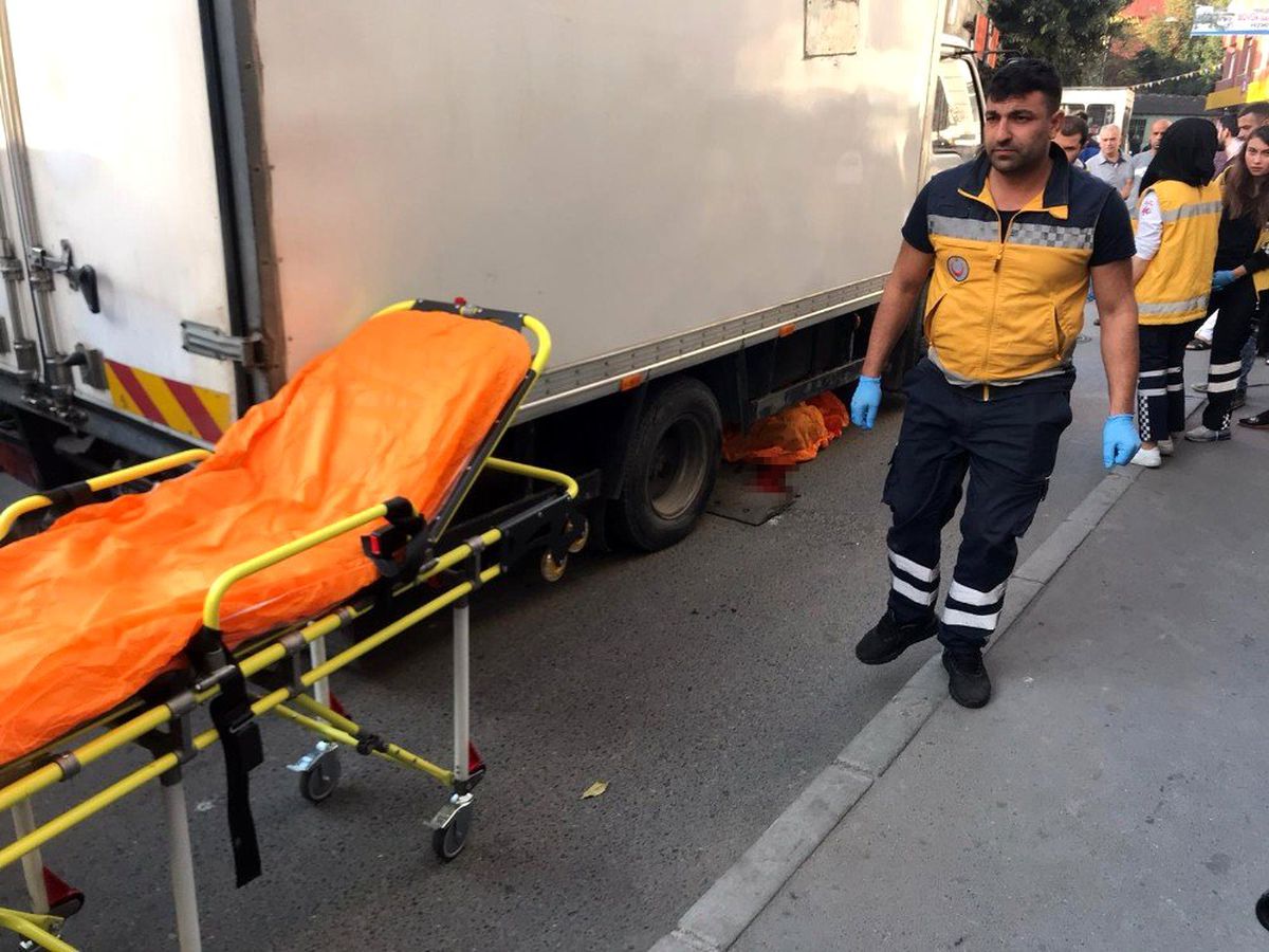 Fatih\'te nakliye kamyoneti geri geri manevra yaptığı esnada bir kadına çaparak altına aldı.