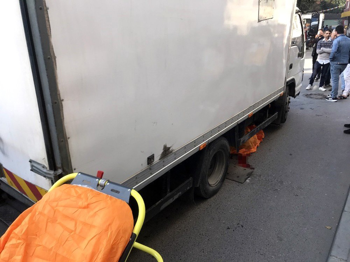 Fatih\'te yaşlı kadın kamyonetin altında kaldı