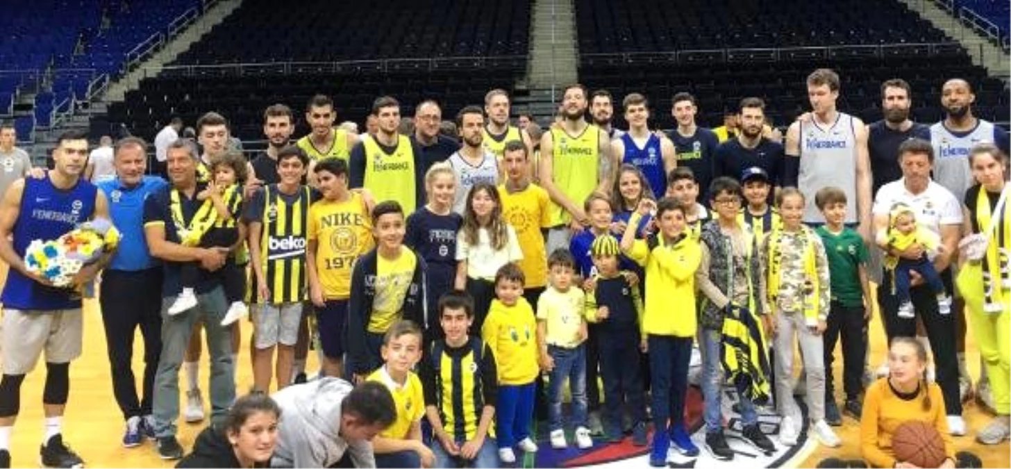 Fenerbahçe Beko\'ya taraftarlardan moral ziyareti