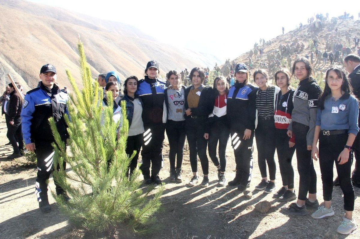 Hakkari polisi halkla iç içe