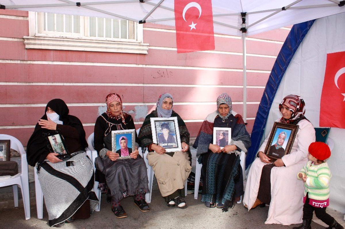HDP önündeki ailelerin evlat nöbeti 71\'inci günde