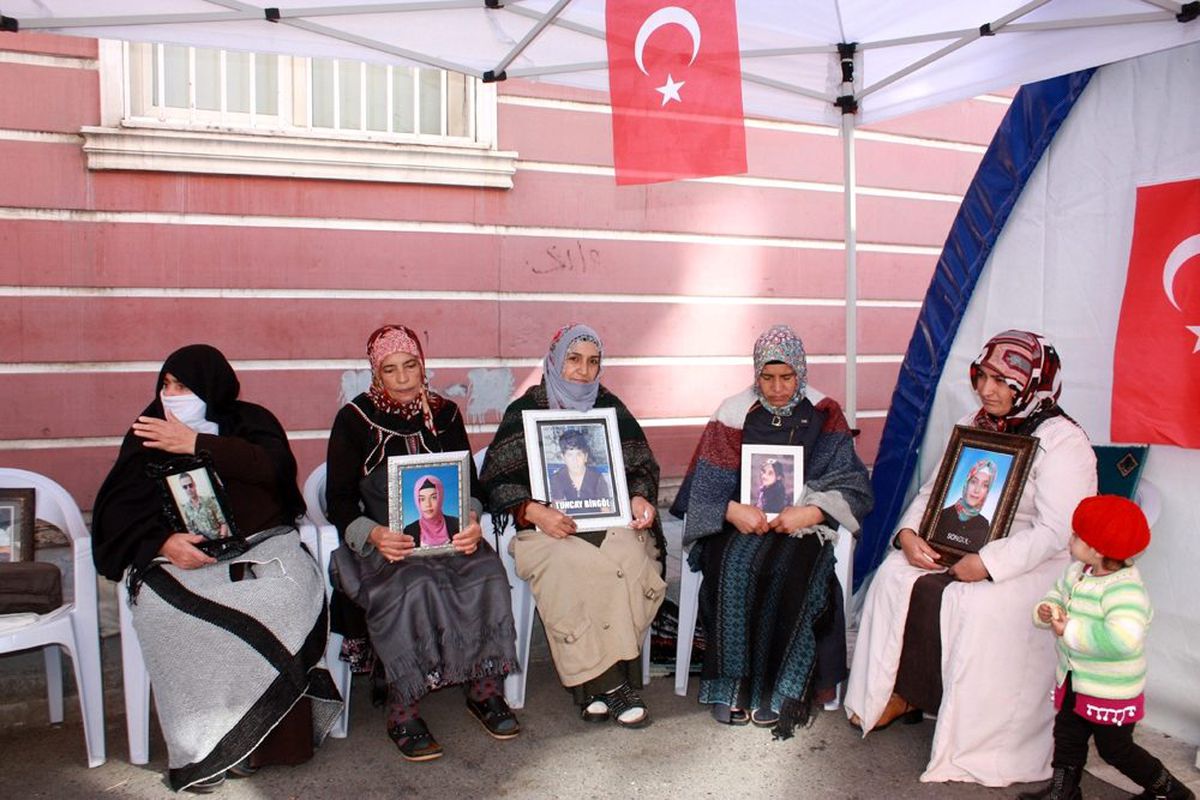 HDP önündeki ailelerin evlat nöbeti 71\'inci günde
