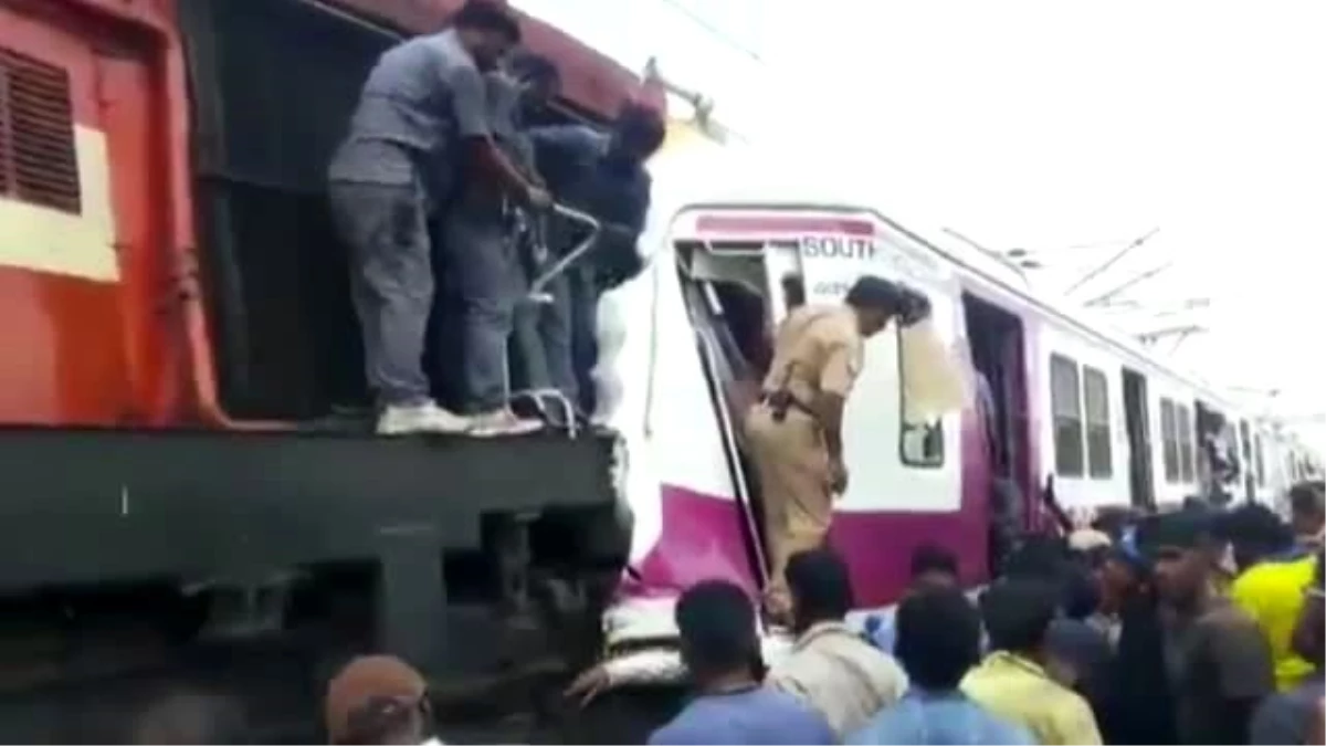 Hindistan\'da iki tren çarpıştı: 12 yaralı