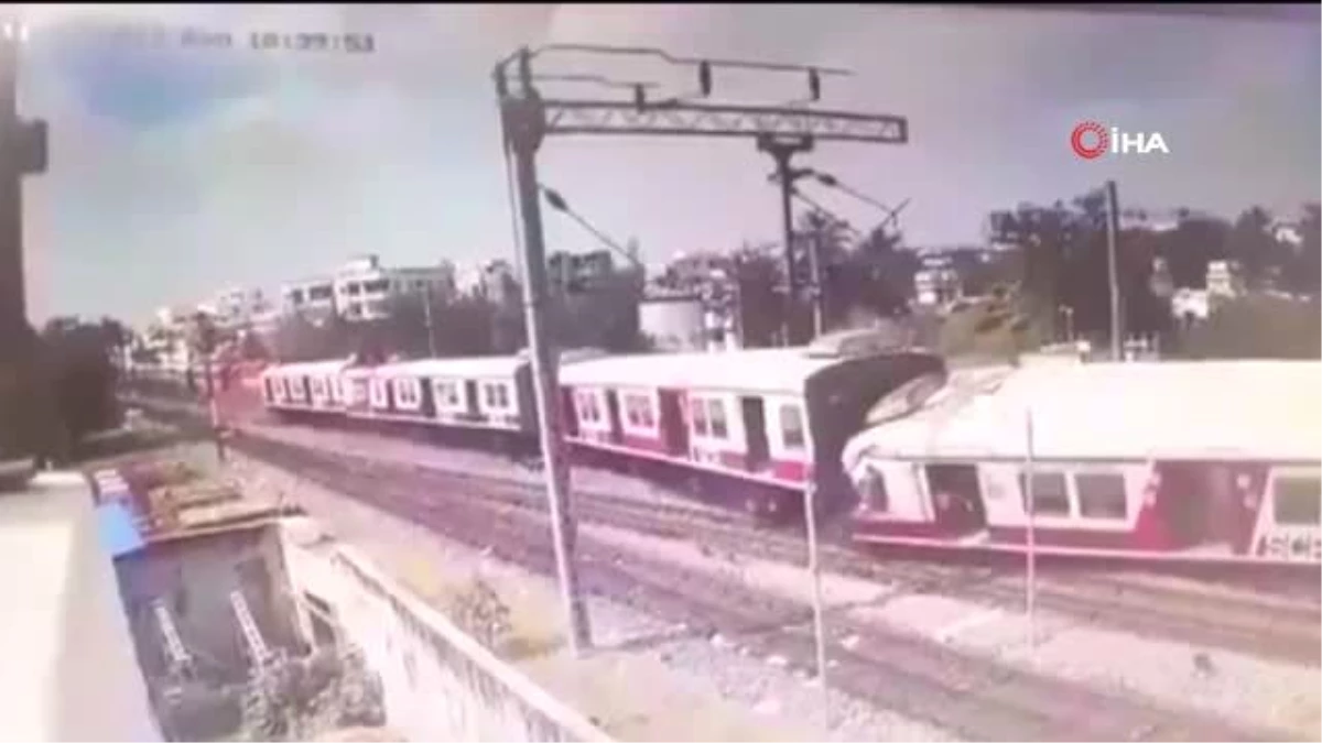Hindistan\'da iki trenin çarpışma anı