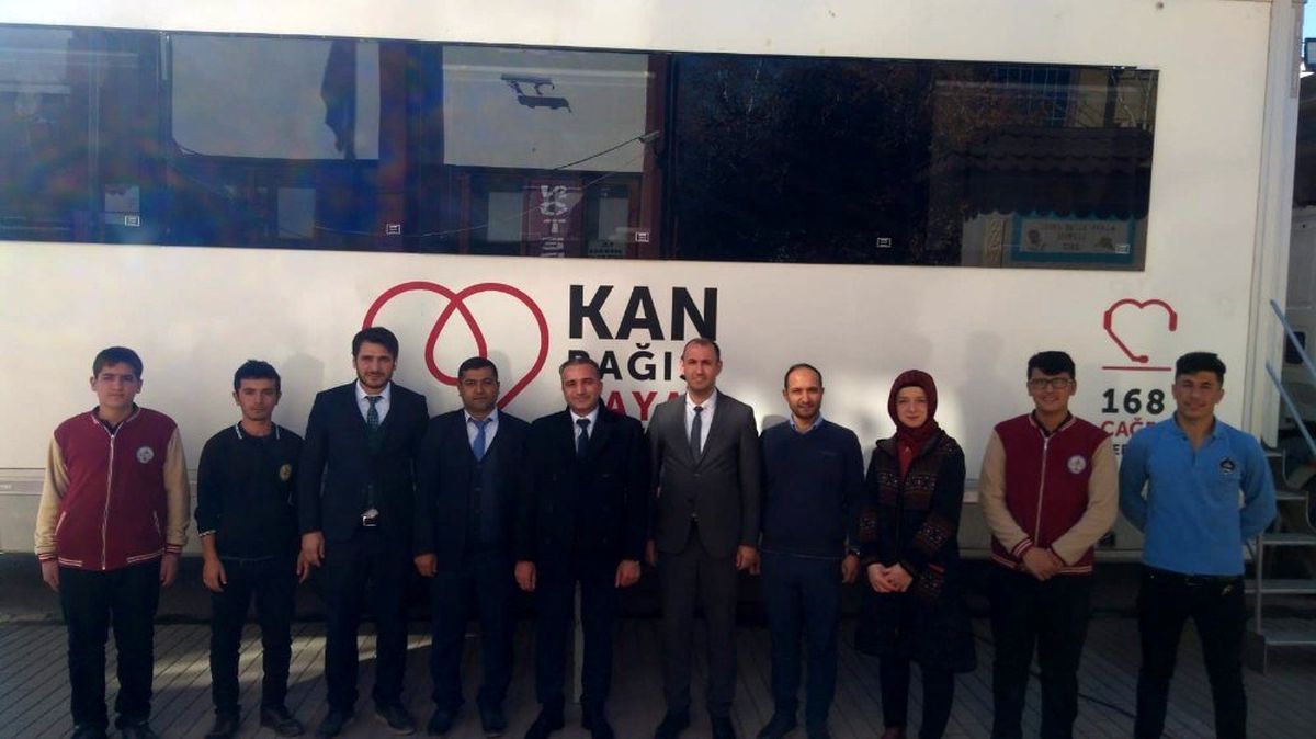Horasan\'da öğretmen ve öğrencilerden Barış Pınarı Harekatı\'na kan bağışlı destek