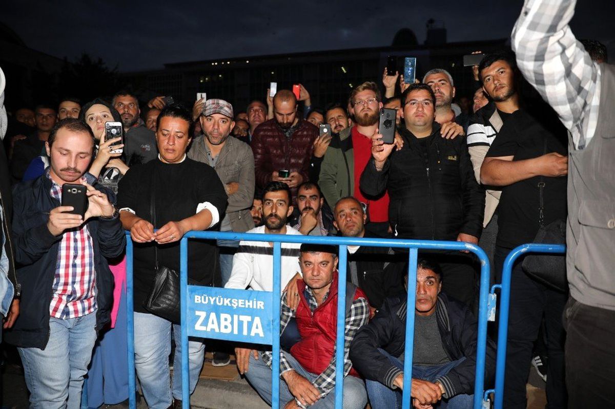 İBB\'den çıkarılan işçiler ile ilgili komisyon raporu işçilere okundu