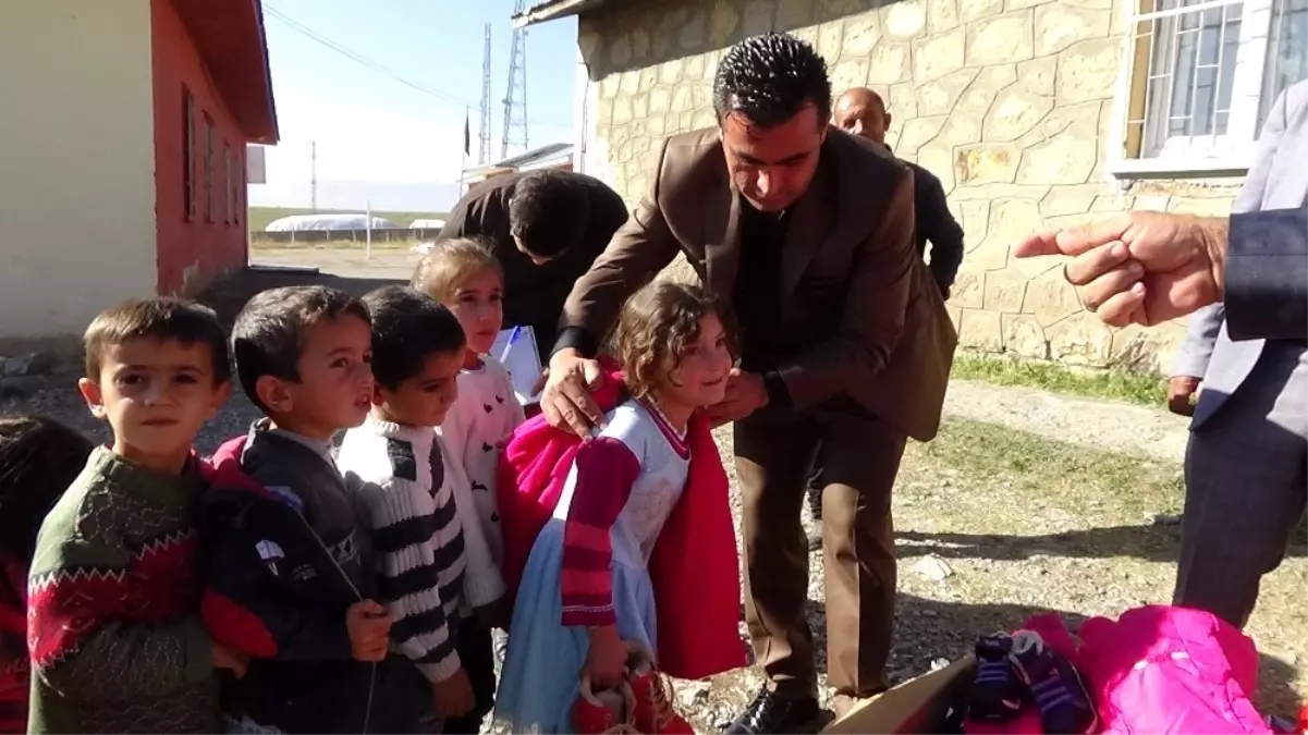 İlkokulu yırtık lastikle okuyan iş adamından öğrencilere bot ve mont desteği