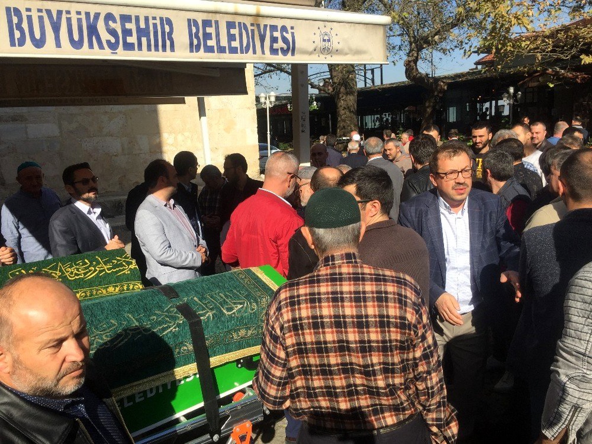 İmam, oğlunun ve torununun cenaze namazını kıldırırken göz yaşlarına hakim olamadı