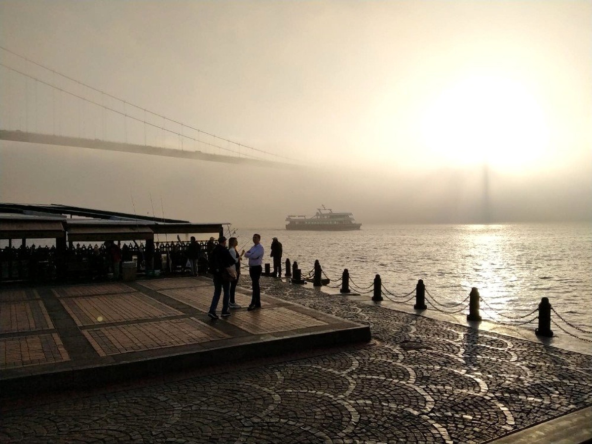 İstanbul Boğazı\'nda sis etkili oluyor