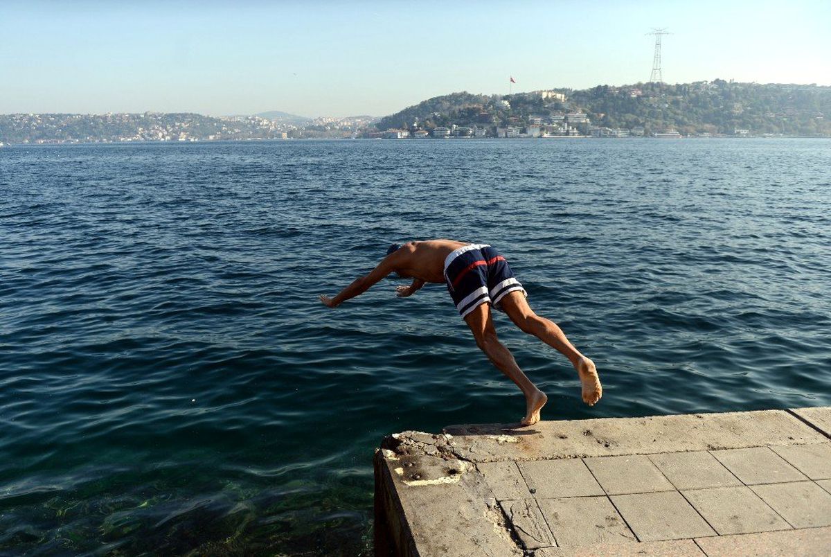 İstanbul\'da Kasım ayında denize girdiler