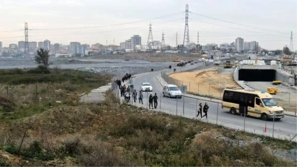 İstanbul\'da öğrencilerin tehlikeli okul yolculuğu! Hafriyat kamyonları da aynı yolu kullanıyor