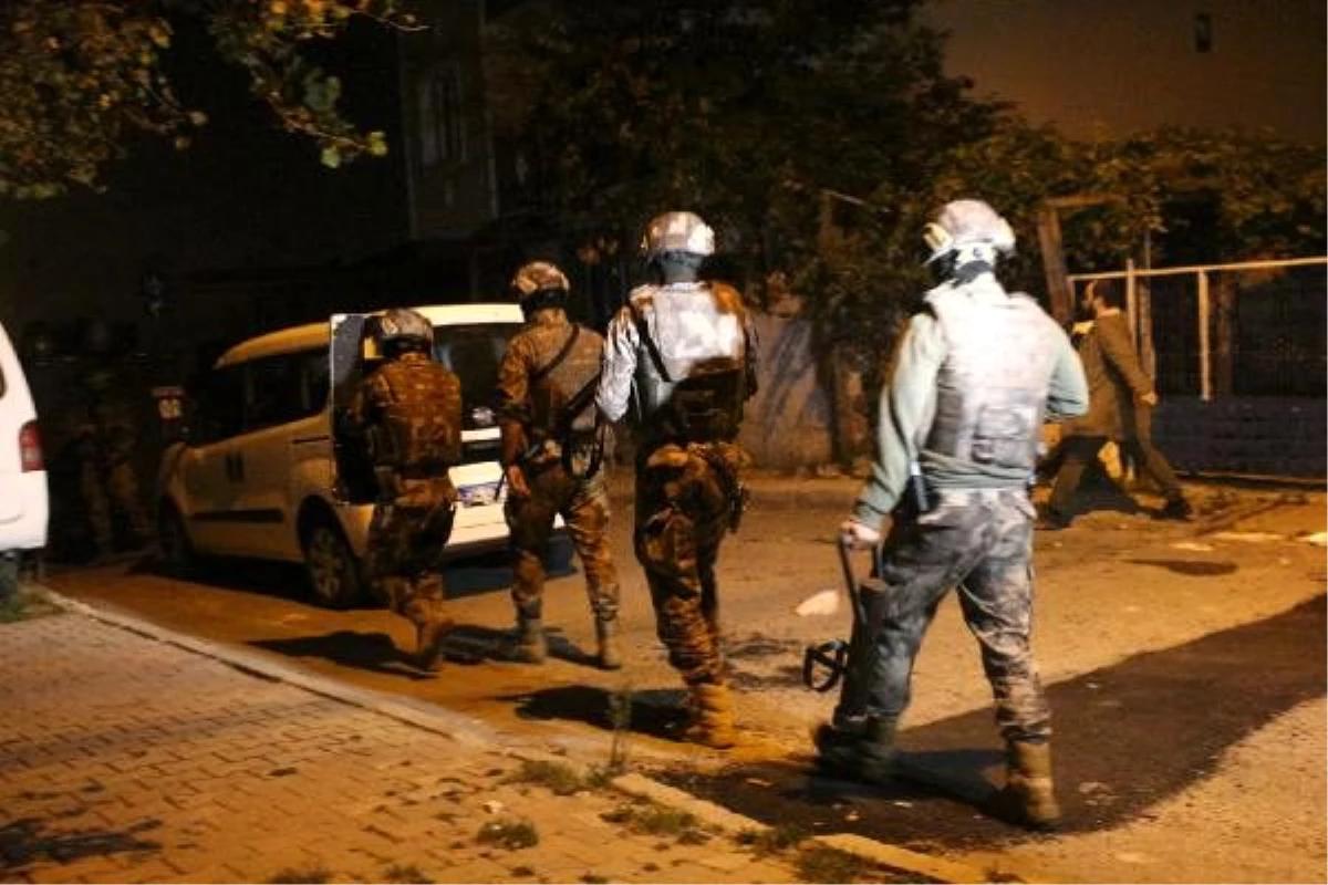 İstanbul\'da uyuşturucu satıcılarına yönelik şafak operasyonu (1)