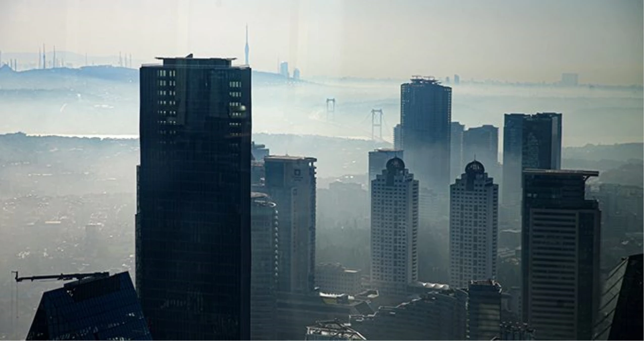 İstanbul\'daki sis manzaralarında yüksek binalar dikkat çekti