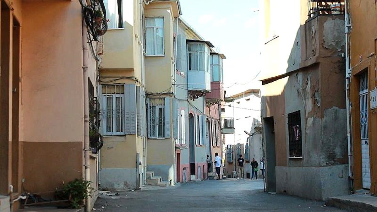 İzmir Basmane: Dünün Ermeni ve Rum mahallesi bugün Avrupa\'ya göç yolunda bir durak