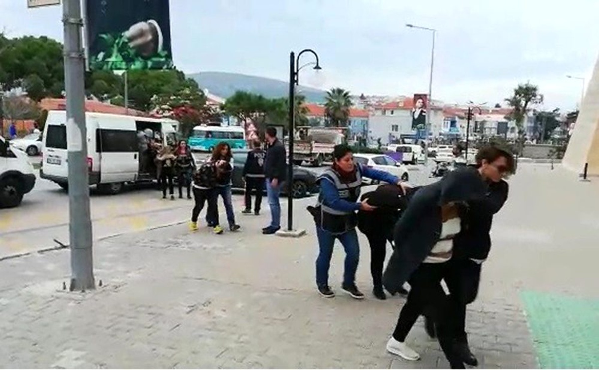 İzmir\'de masaj salonlarına fuhuş baskını: 12 tutuklama