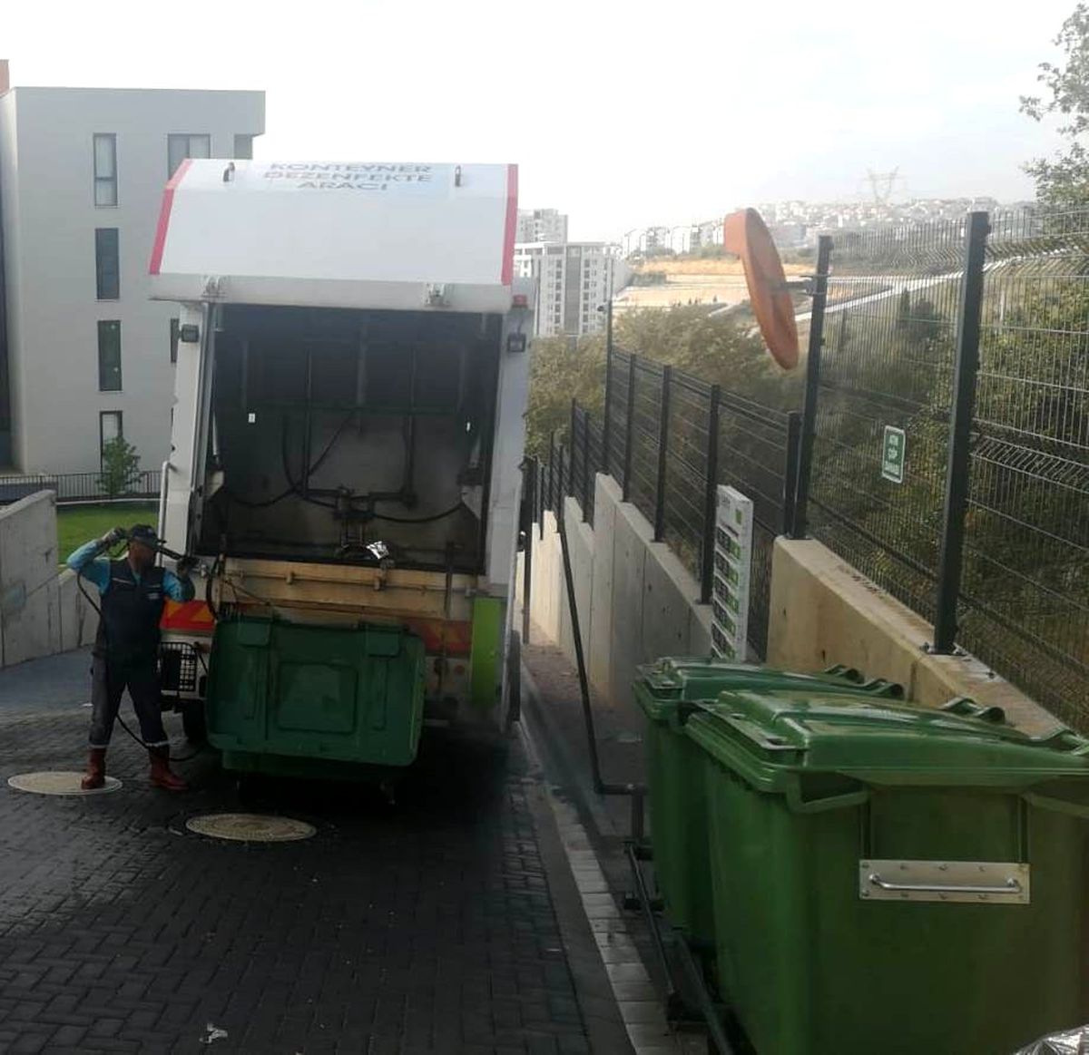 İzmit\'te çöp konteynırları temizleniyor