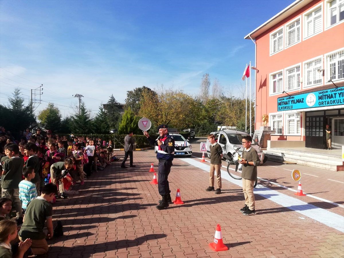 Jandarma ortaokula Yaya Trafik Eğitim Parkuru yaptı