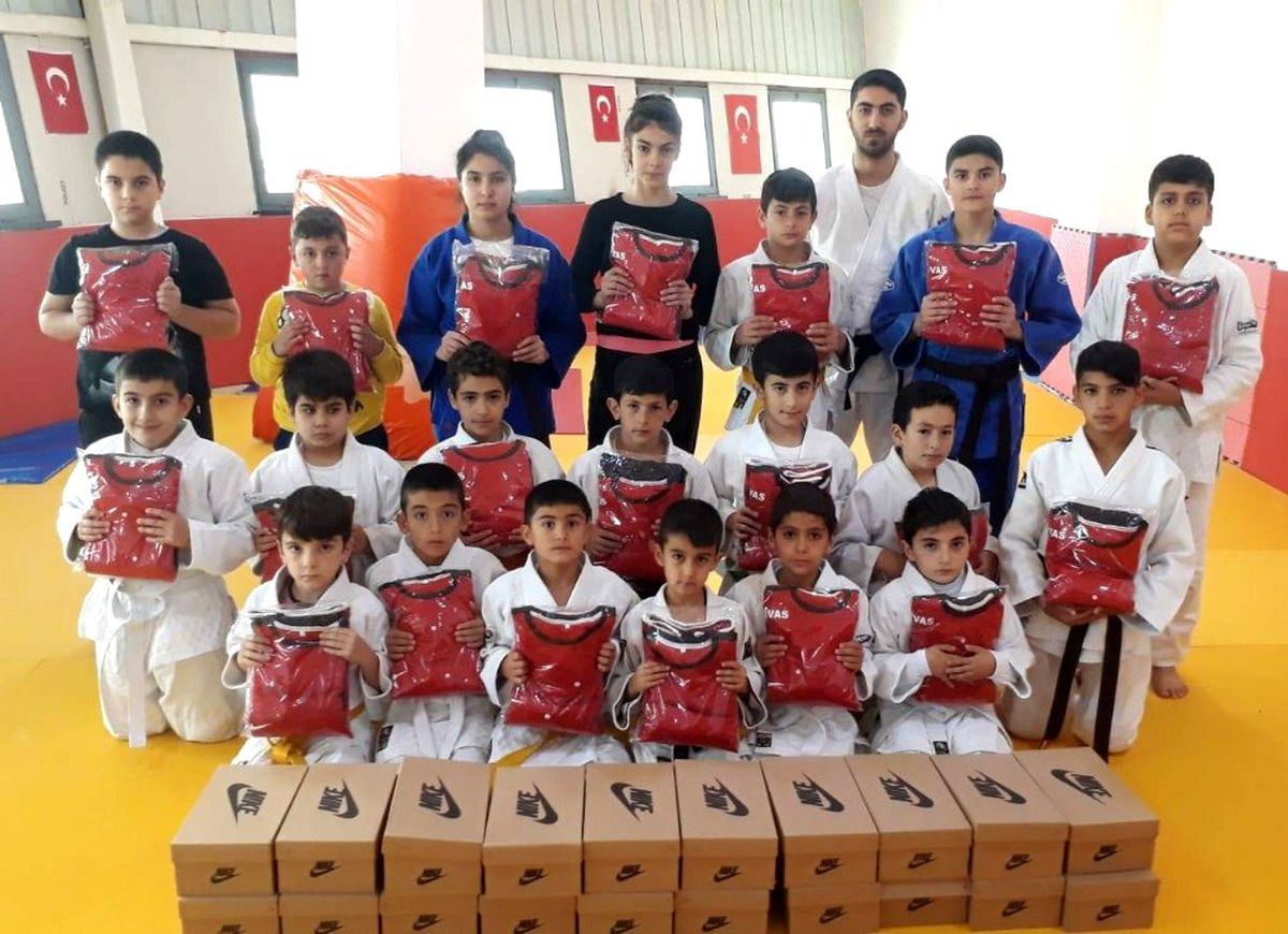 Judoculara spor malzemesi dağıtıldı