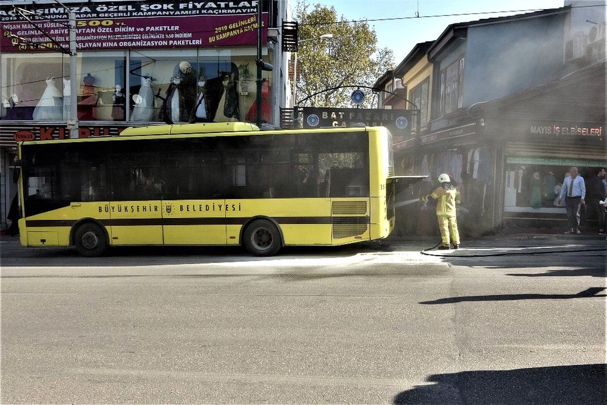 Kahraman şoför, içinde yolcularla birlikte yanan otobüsünü böyle söndürdü