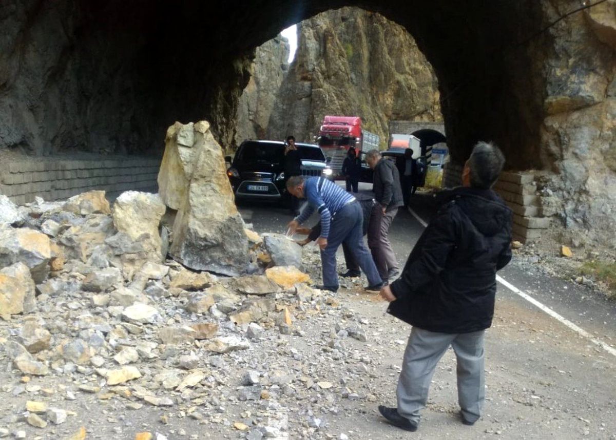 Karayoluna kaya düştü, ekipler kısa sürede yolu açtı