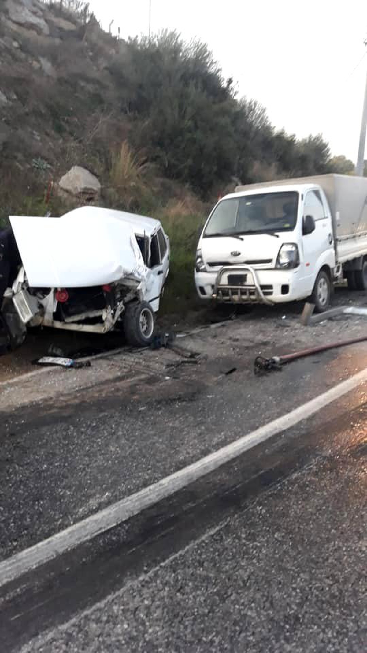 Kaza yapan sürücü otomobilde sıkıştı