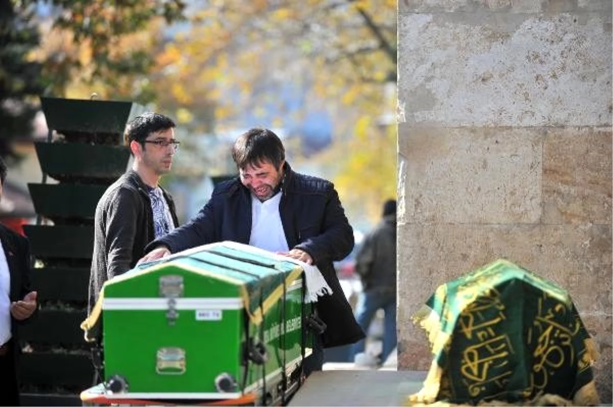 Kazada hayatını kaybeden oğlu ve torununun cenaze namazını kıldırdı