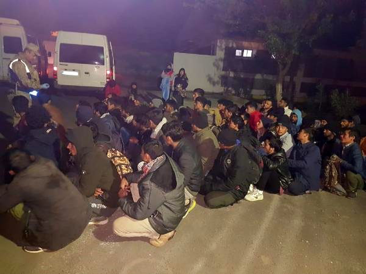 Kovalamacada durdurulan minibüslerden 69 kaçak göçmen çıktı