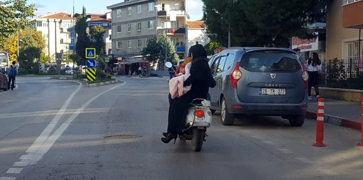 Kucaklarında kundaktaki bebekleriyle böyle yolculuk yaptılar
