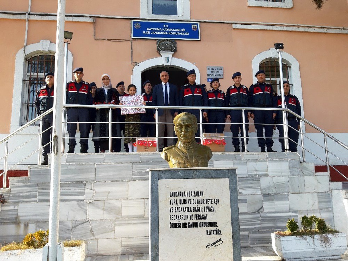 Kur\'an kursu öğrencilerinden sınırdaki askerlere hediye