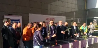 Mersin Adalet Sarayında hükümlülerle birlikte fidan dağıtıldı