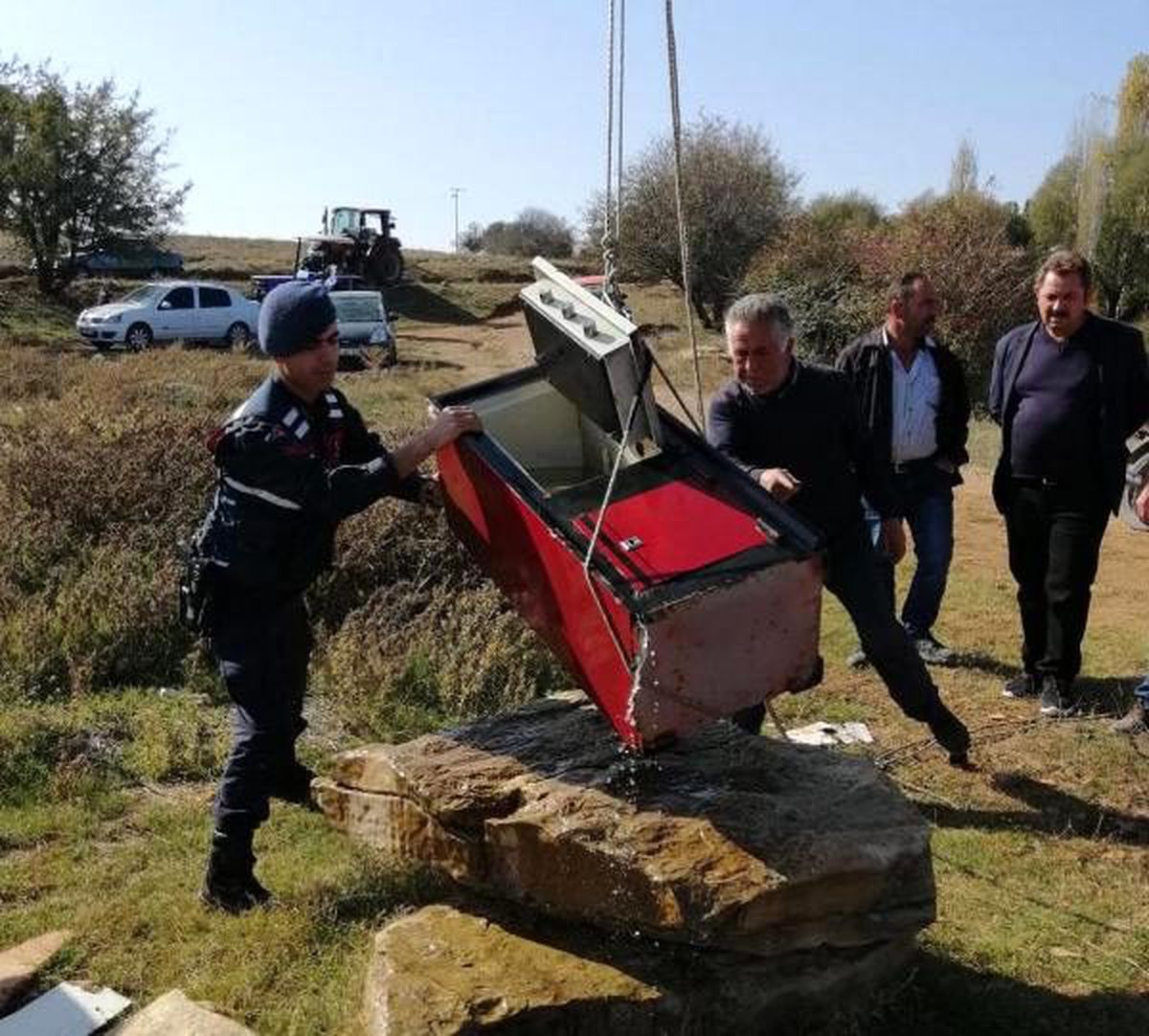 Oğlu, gelini ve yeğeni içinde 12 bin lira olan kasasını çaldı