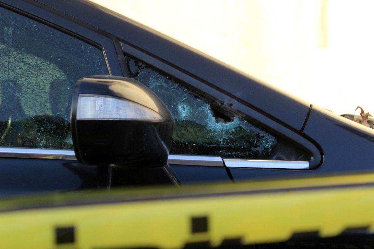 Otomobilinde silahlı saldırıya uğrayan şahıs, kendi imkanı ile hastaneye gitti