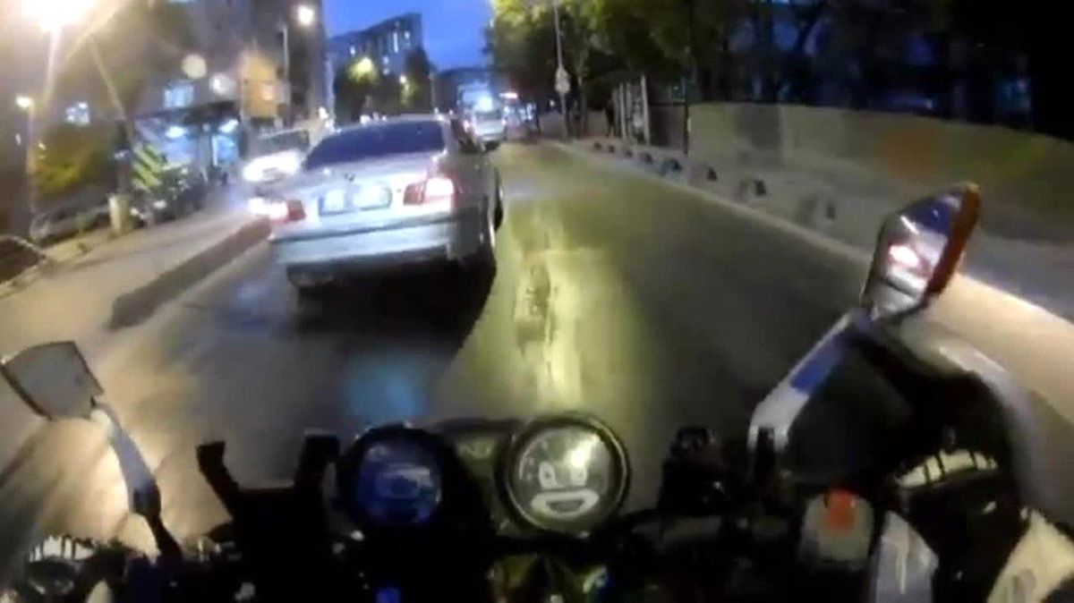 (Özel) İstanbul\'da motosiklet sürücülerinin ölümden kıl payı kurtulduğu kazalar kamerada