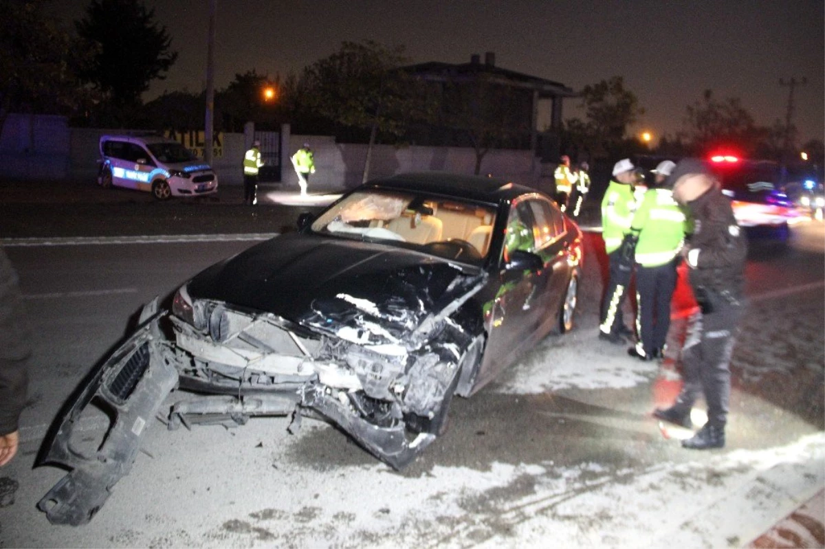 Polis aracına otomobil çarptı: 2\'si polis, 3 yaralı