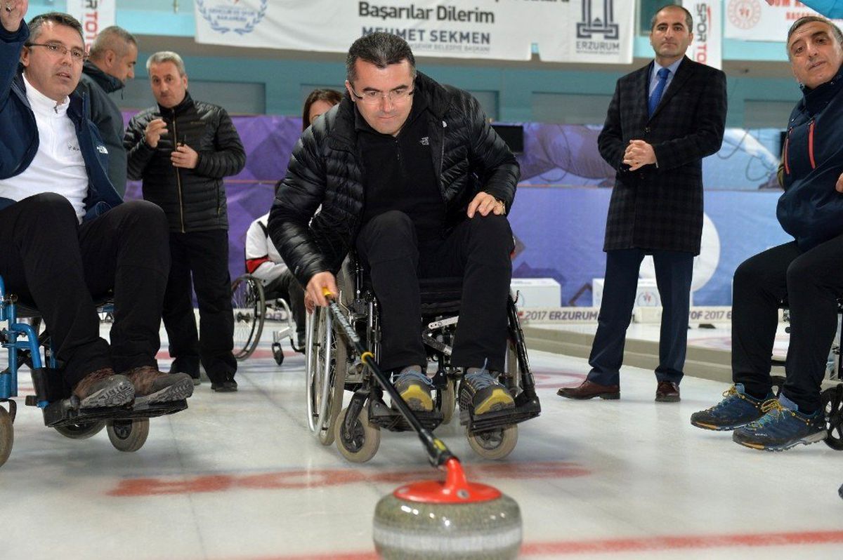Protokol üyeleri ile \'Tekerlekli Sandalye Curling Milli Takımı\' hazırlık maçı yaptı