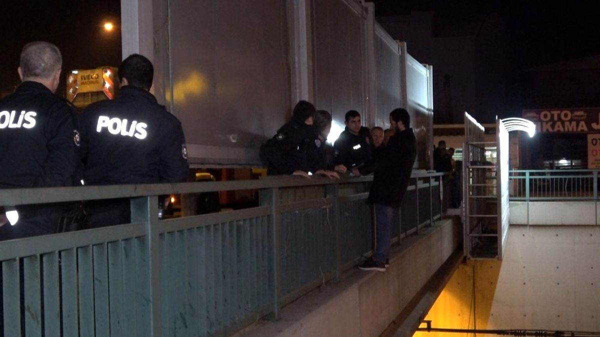 Sevgilisinde ayrıldığı için intihar etmeye çalışan genci müzakereci polis kurtardı